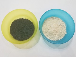 1、红糖黑芝麻叶子软欧,黑芝麻，燕麦片分别用料理机打成粉末；