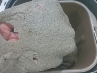 4、红糖黑芝麻叶子软欧,揉面至能拉出这种粗糙厚膜时加入黄油；