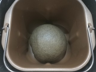 6、红糖黑芝麻叶子软欧,揉面至完全扩展阶段后，可直接在面包机桶内进行发酵；