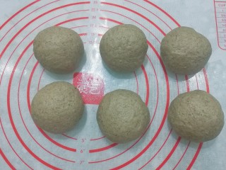 8、红糖黑芝麻叶子软欧,将发酵好的面团取出挤压排气，分成均匀的6等份滚圆，盖保鲜膜醒发15分钟左右；