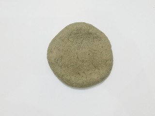 9、红糖黑芝麻叶子软欧,取一份醒好的小面团，擀成厚点的圆面皮；