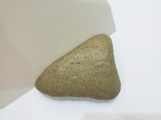 12、红糖黑芝麻叶子软欧,然后翻面把捏口处朝下，借助刮板稍整形，让它更接近叶子形状；