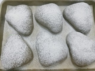 14、红糖黑芝麻叶子软欧,发酵好的面包胚先用网筛筛上一层面粉；