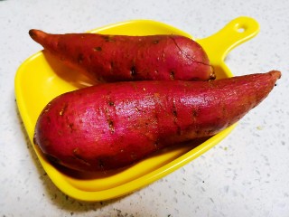 1、万能红薯球,红薯两个