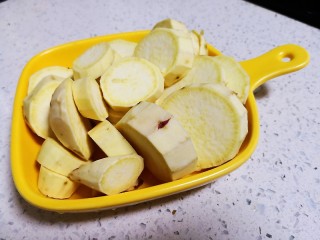 2、万能红薯球,洗净切片上锅蒸，大火15分钟蒸熟。