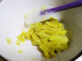 3、万能红薯球,蒸熟的地瓜片捣成泥。