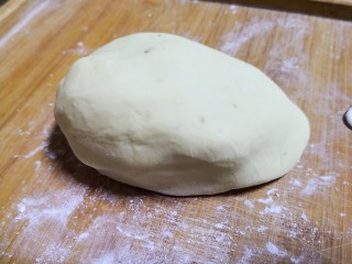 6、万能红薯球,揉成光滑的面团。
