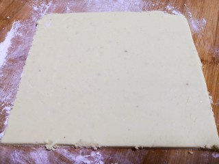 7、万能红薯球,擀成薄片。