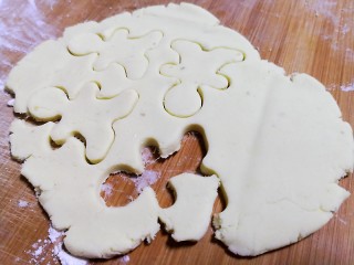 8、万能红薯球,拿模具压成自己喜欢的形状。