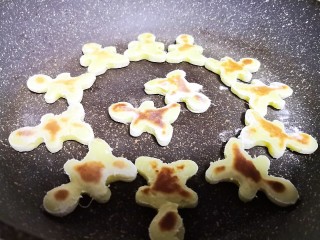 11、万能红薯球,两面金黄即可。