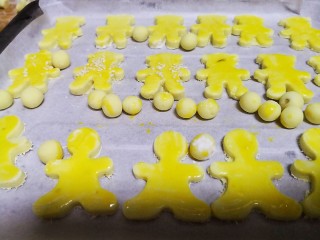 12、万能红薯球,第二排刷蛋黄液进烤箱，160度20分钟。剩下一些边角料我搓成球了。放进烤箱一点点。留下的油炸。