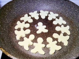 10、万能红薯球,第一排放在平底锅内，不放油，小火慢煎。