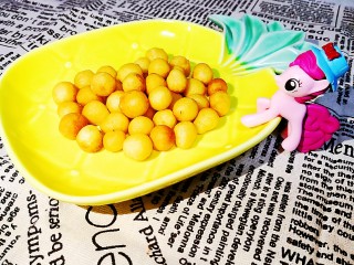 14、万能红薯球,平底锅，烤箱的出锅（出炉）后根本没来的及拍照就没了。剩下这几个迷你小丸子还算存活时间长些。够拍照了。