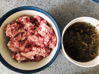 1、中秋必吃的梅干菜鲜肉月饼，外皮酥脆，内馅鲜香好吃到爆,梅干菜浸泡，猪肉买的时候直接绞的肉馅。猪肉选择3肥7瘦，做出来比较香，小葱切葱花。
