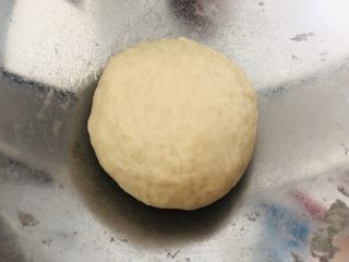 3、中秋必吃的梅干菜鲜肉月饼，外皮酥脆，内馅鲜香好吃到爆,揉成光滑的面团，不用揉出膜。