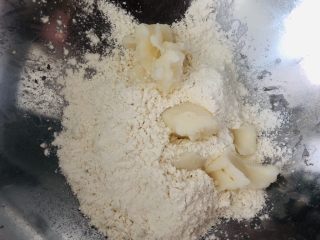 4、中秋必吃的梅干菜鲜肉月饼，外皮酥脆，内馅鲜香好吃到爆,低筋面粉加猪油揉成油酥。