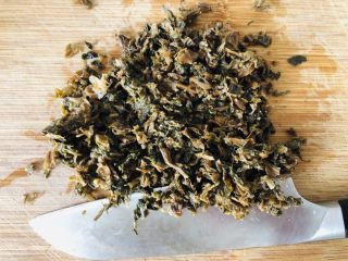 6、中秋必吃的梅干菜鲜肉月饼，外皮酥脆，内馅鲜香好吃到爆,泡好的梅干菜控水捞出，切碎一点。这样口感更好。
