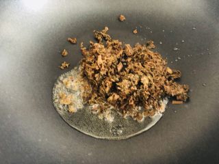 7、中秋必吃的梅干菜鲜肉月饼，外皮酥脆，内馅鲜香好吃到爆,锅内入适量油，把切好的梅干菜炒香。