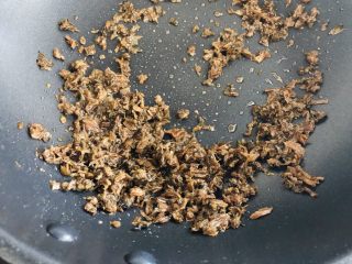 8、中秋必吃的梅干菜鲜肉月饼，外皮酥脆，内馅鲜香好吃到爆,小火稍微炒一下就好了，不要炒糊了。