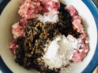 9、中秋必吃的梅干菜鲜肉月饼，外皮酥脆，内馅鲜香好吃到爆,炒好的梅干菜放入肉馅，加入淀粉，老抽，盐。