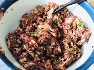 11、中秋必吃的梅干菜鲜肉月饼，外皮酥脆，内馅鲜香好吃到爆,再加入刚刚切好的葱花，鸡精和香油，继续搅打。