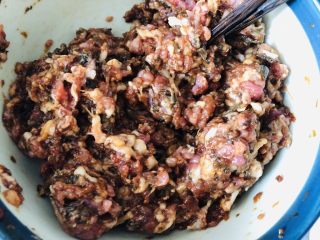 10、中秋必吃的梅干菜鲜肉月饼，外皮酥脆，内馅鲜香好吃到爆,顺着一个方向搅打上劲。