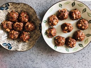 12、中秋必吃的梅干菜鲜肉月饼，外皮酥脆，内馅鲜香好吃到爆,搅打好的肉馅分成16份，放冰箱冷藏待用。