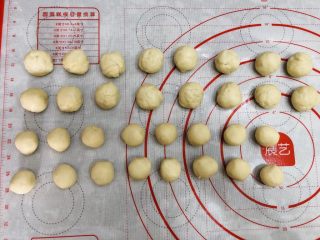 13、中秋必吃的梅干菜鲜肉月饼，外皮酥脆，内馅鲜香好吃到爆,油皮和油酥材料平均分成16份，揉圆。油皮18油酥12。