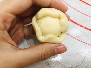 14、中秋必吃的梅干菜鲜肉月饼，外皮酥脆，内馅鲜香好吃到爆,拿起一个油皮按压开，放一颗油酥，用虎口包起来。