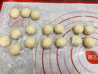 15、中秋必吃的梅干菜鲜肉月饼，外皮酥脆，内馅鲜香好吃到爆,包好全部的材料，收口记得包紧。