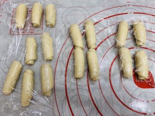 17、中秋必吃的梅干菜鲜肉月饼，外皮酥脆，内馅鲜香好吃到爆,做好所有的面团，盖上保鲜膜松弛20分钟。