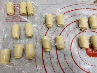 19、中秋必吃的梅干菜鲜肉月饼，外皮酥脆，内馅鲜香好吃到爆,擀好所有的面团，盖上保鲜膜再次松弛20分钟。