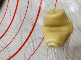 20、中秋必吃的梅干菜鲜肉月饼，外皮酥脆，内馅鲜香好吃到爆,拿一个面团，按压中间。