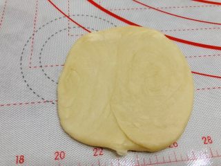 21、中秋必吃的梅干菜鲜肉月饼，外皮酥脆，内馅鲜香好吃到爆,向中间压扁，擀开。