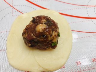 22、中秋必吃的梅干菜鲜肉月饼，外皮酥脆，内馅鲜香好吃到爆,放一颗肉馅。
