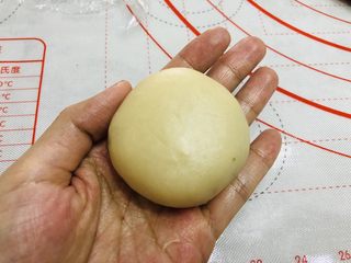 23、中秋必吃的梅干菜鲜肉月饼，外皮酥脆，内馅鲜香好吃到爆,包裹起来向下收口。