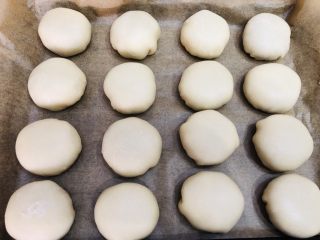 24、中秋必吃的梅干菜鲜肉月饼，外皮酥脆，内馅鲜香好吃到爆,依次包好所有的月饼。