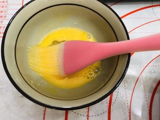 25、中秋必吃的梅干菜鲜肉月饼，外皮酥脆，内馅鲜香好吃到爆,鸡蛋黄打散。