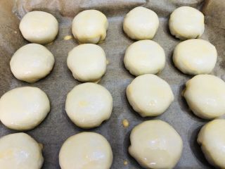 26、中秋必吃的梅干菜鲜肉月饼，外皮酥脆，内馅鲜香好吃到爆,依次刷好蛋液放入烤盘。