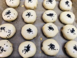 27、中秋必吃的梅干菜鲜肉月饼，外皮酥脆，内馅鲜香好吃到爆,撒适量黑芝麻。