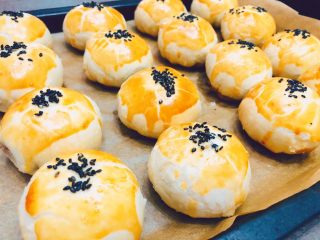 28、中秋必吃的梅干菜鲜肉月饼，外皮酥脆，内馅鲜香好吃到爆,放入预热好的烤箱，上下火180度烤25-30分钟即可。