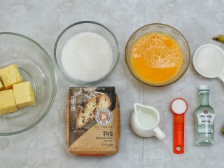 1、香蕉磅蛋糕,准备好所需食材