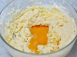 4、香蕉磅蛋糕,分次加入鸡蛋液