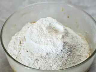 8、香蕉磅蛋糕,低筋面粉和泡打粉混合筛入黄油中