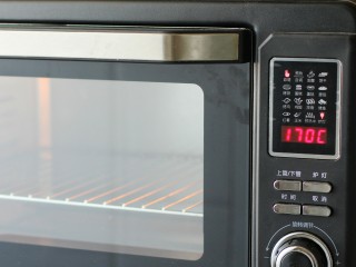 10、香蕉磅蛋糕,烤箱提前上下火170度预热