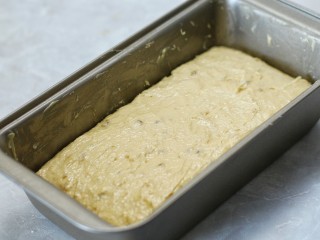 11、香蕉磅蛋糕,模具四周涂抹一层黄油，倒入面糊