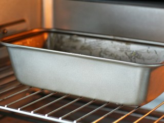 12、香蕉磅蛋糕,放入烤箱中层烤40分钟左右