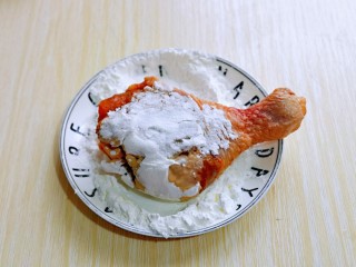 9、好吃不胖～无油低脂零失败的奥尔良面包糠烤鸡腿,首先将腌制好的鸡腿均匀裹上玉米淀粉。(我用的玉米淀粉非常细腻)