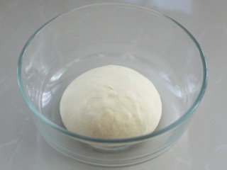 1、酒酿排包,把所有中种面团材料混合揉匀后