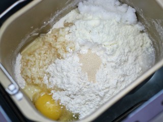 3、酒酿排包,把除黄油外的所有主面团材料放入面包桶内